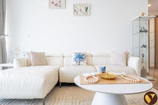 Vogue 17th Floor Balcony with Glow Garden and Sheikh Zayed View - Walkable to Metro, Wasl Residence - 1