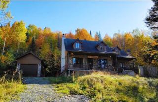 Le Bûcheron Rustic Chalet with Spa and Lake Access - Saint-Adolphe-d'Howard - 0