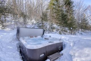 Le Bûcheron Rustic Chalet with Spa and Lake Access - 6