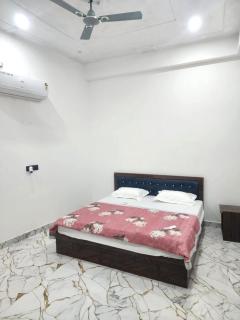 Knight Suites - Vrindāvan - 0