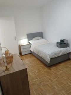 4 Zimmer, 6 Betten, neu möbliert, im Zentrum - 4