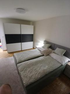4 Zimmer, 6 Betten, neu möbliert, im Zentrum - 3