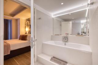 The Golden Mile Luxury Seafront Apartment in Sliema - Sliema - 3