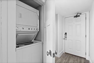 One Seagrove Place 1504 - 5