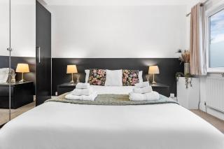 Powder Mill Retreat - 2BR Modern Flat for 4 Guests - Hanworth - 1