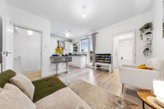 Powder Mill Retreat - 2BR Modern Flat for 4 Guests - Hanworth - 8
