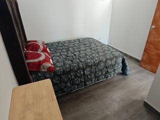 Habitacion con Cochera - - 2