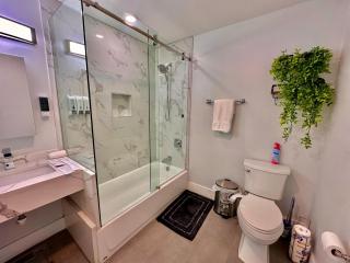 The Modern Suite - 2BR Close to NYC - 1