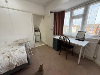 New Malden Retreat - Worcester Park - 4