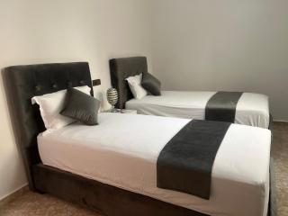 Magnifique maison famiiale moderne spacieuse de 150 m Avec de 3 chambres ,confortables et d un grand salon et terrasse, Idealement situee a 9 min du centre-ville elle se trouve à proximite de la route principale menant a l aeroport Berkane et Saidia - Oujda - 9