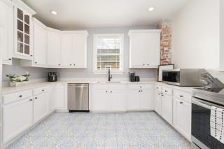 Stunning 2 Bedroom Apt in Historic Springfield - 6
