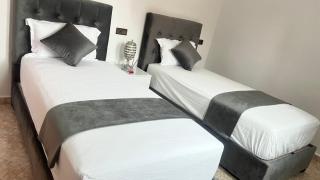 Magnifique maison famiiale moderne spacieuse de 150 m Avec de 3 chambres ,confortables et d un grand salon et terrasse, Idealement situee a 9 min du centre-ville elle se trouve à proximite de la route principale menant a l aeroport Berkane et Saidia - Oujda - 0