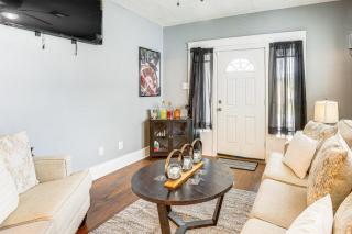 3 Mi to French Quarter: Retreat w/ Private Yard - 7