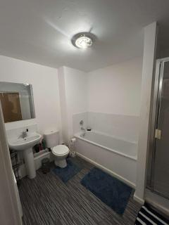 Cozy 2 Bed Apartment with Balcony Etihad Views, Steps from Coop Live - 4