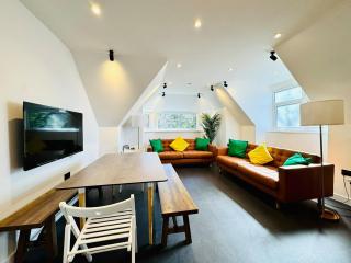 BIG Penthouse - 3-Bedroom - 2-Bathroom - Sleeps 8 - 4