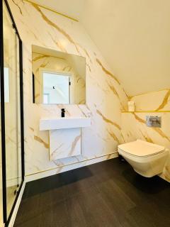 BIG Penthouse - 3-Bedroom - 2-Bathroom - Sleeps 8 - 2