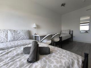 Tooting Broadway Family Suite - 4