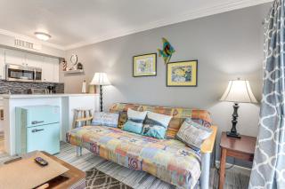 Walk to Pier and Beach Coastal Condo in Galveston! - Galveston - 7