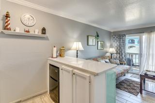 Walk to Pier and Beach Coastal Condo in Galveston! - Galveston - 1