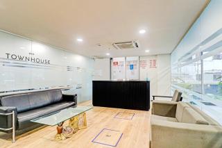 Super Townhouse Sector 30 Near Botanic Garden of Indian Republic - Noida - 2