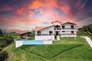 Oasis Montenegro Pool jacuzzi 10min to Coffee Park - Montenegro - 0