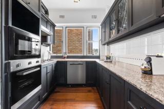 Stunning Waterfront Haven with Majestic Views - Sydney - 3