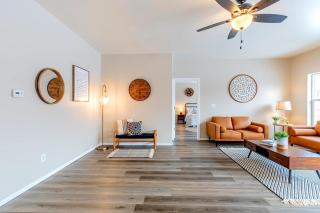 Lovely, spacious 3 bedroom townhome - Montrose - 0