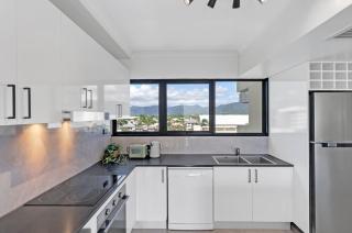 Belle Escapes Rydges Plaza Esplanade 54 with stunning ocean views - Cairns North - 1
