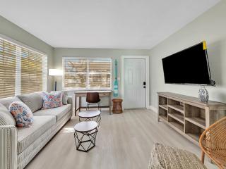 Beachside 1BR Apt - Walk to Hollywood Dania Beach - Dania Beach - 4