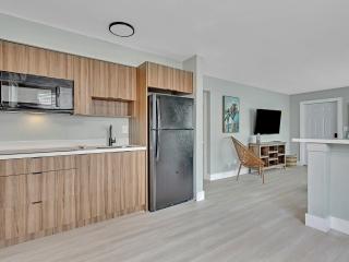 Cozy 1BR Seaside Steps to Hollywood Beach More - Dania Beach - 9