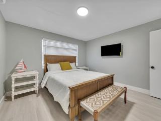 Cozy 1BR Seaside Steps to Hollywood Beach More - Dania Beach - 8