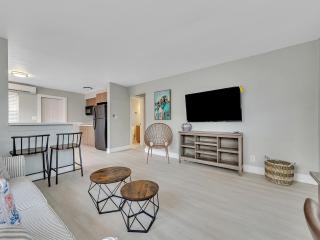 Cozy 1BR Seaside Steps to Hollywood Beach More - Dania Beach - 4