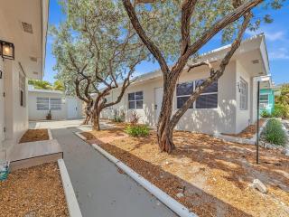 Cozy 1BR Seaside Steps to Hollywood Beach More - Dania Beach - 3