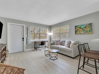Cozy 1BR Seaside Steps to Hollywood Beach More - Dania Beach - 2