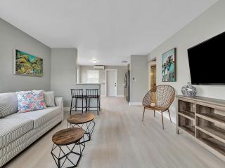 Cozy 1BR Seaside Steps to Hollywood Beach More - Dania Beach - 1
