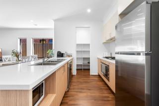 Spacious 4-Bed Family Home in Peaceful Spot - Truganina - 3