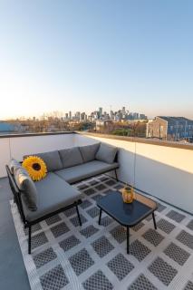 Elegant home with Houston cityscape and rooftop - 8