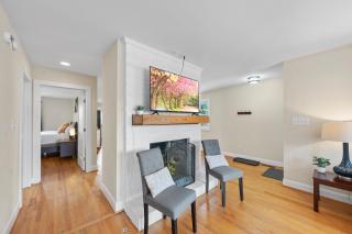 Charming DT 3-Bed Bungalow with Fenced-in Yard - Raleigh - 7