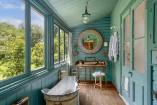 Beautiful Unique Cottage -Pet-Friendly-walk to town - 6