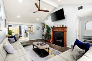 5BR Retreat with Game Room, Hot Tub & Big Yard - Sleeps 16 - 15 min to DT - 0