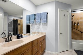 5BR Retreat with Game Room, Hot Tub & Big Yard - Sleeps 16 - 15 min to DT - 6