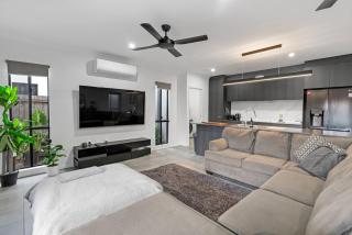 Manoora Haus - Industrial Oasis near Parks & Beach - Edge Hill - 4