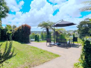 Spacious 7 BRS Retreat with 2 kitchen and 3 Baths Movie Night nice Garden - Auckland - 0