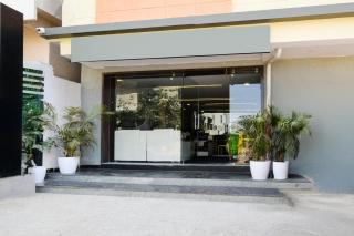 Super Townhouse Shamshabad Near Paradise Formerly Blue Petals Hotel - Shamshabad - 1