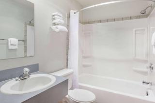 Super 8 by Wyndham Medicine Hat AB - Medicine Hat - 3