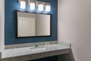 Super 8 by Wyndham San Antonio Near Fort Sam Houston - San Antonio - 1