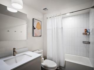CozySuites NLG - Modern 1BR condo #31 - 1