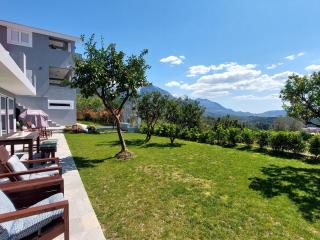 Mio Monte Apartments - Free Parking and Wi-Fi - Calm, Garden, See and Mountain View, Tivat - Porto Montenegro 2km - 5