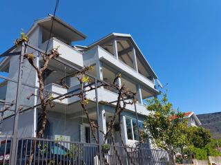 Mio Monte Apartments - Free Parking and Wi-Fi - Calm, Garden, See and Mountain View, Tivat - Porto Montenegro 2km - Tivat - 2