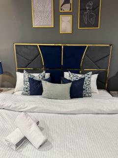 Furnished Apartments In GoldCrest Mall Lahore by Sky Heights Residency - Lahore - 6